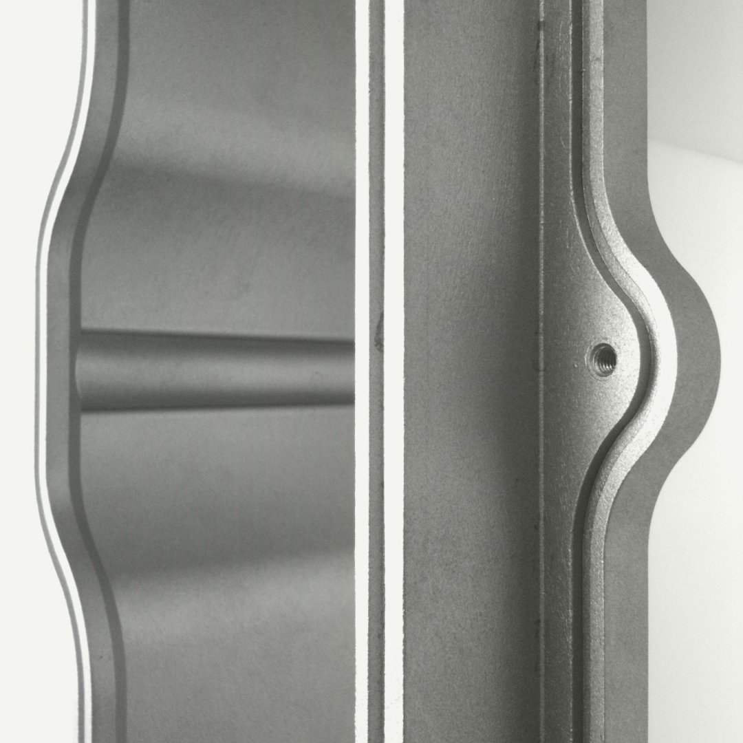 Onderkant van kunststof behuizing met een afscherming op basis van nikkelpigmenten